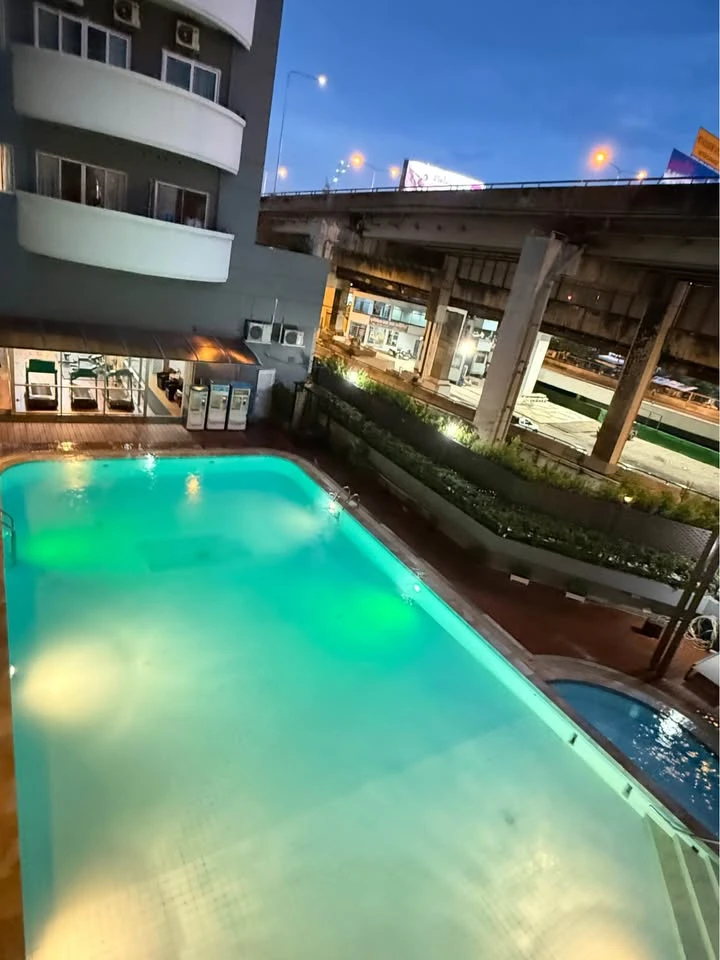 For rent: Wittayu Complex, 3rd floor room, super chill pool view, beautiful view of Bangkok at night, modern decoration, reserve now!