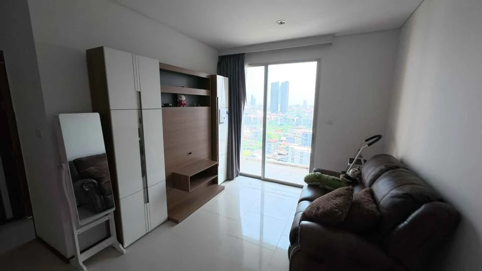 Villa for rent in Sathorn. Large room with great, unobstructed view. Quiet and peaceful. Fully furnished with appliances. Book now!