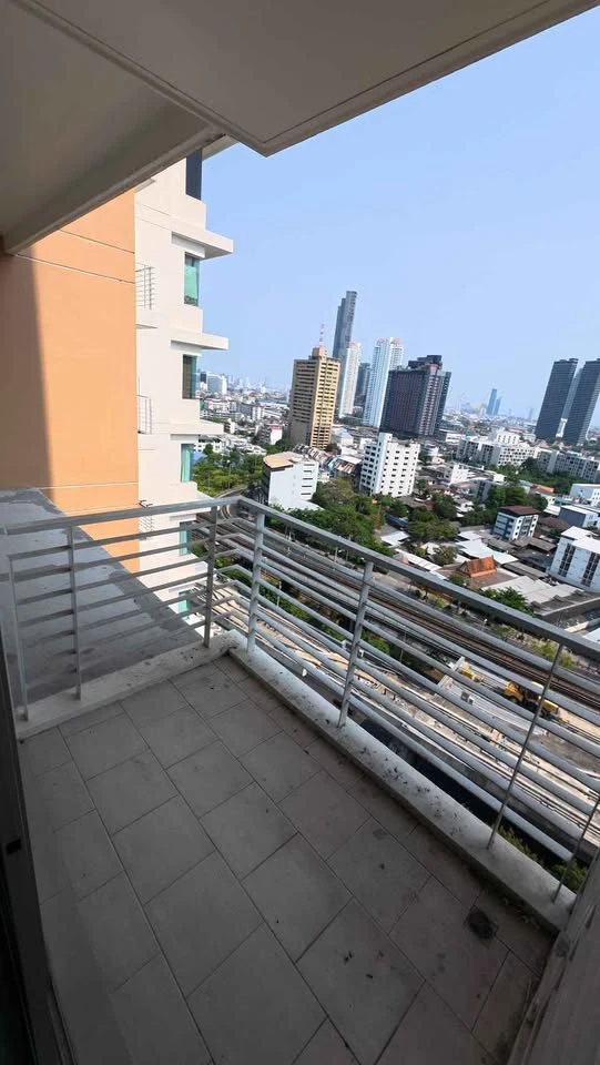Villa for rent in Sathorn. Large room with great, unobstructed view. Quiet and peaceful. Fully furnished with appliances. Book now!