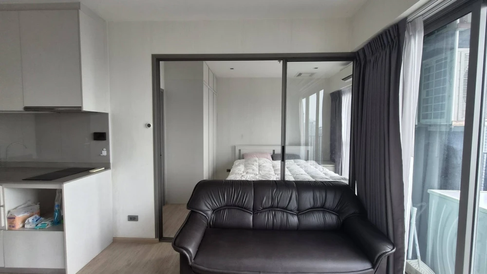 For Rent: Whizdom Station Ratchada-Thapra. Corner unit on a high floor featuring a beautiful view and a spacious balcony with cool, refreshing breezes images