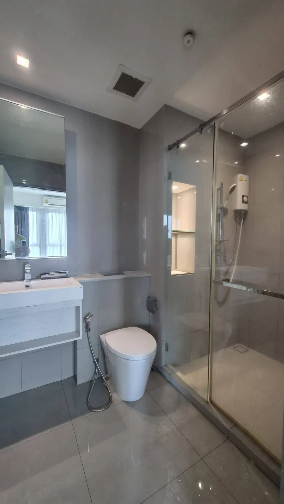 For Rent: Whizdom Station Ratchada-Thapra. Corner unit on a high floor featuring a beautiful view and a spacious balcony with cool, refreshing breezes