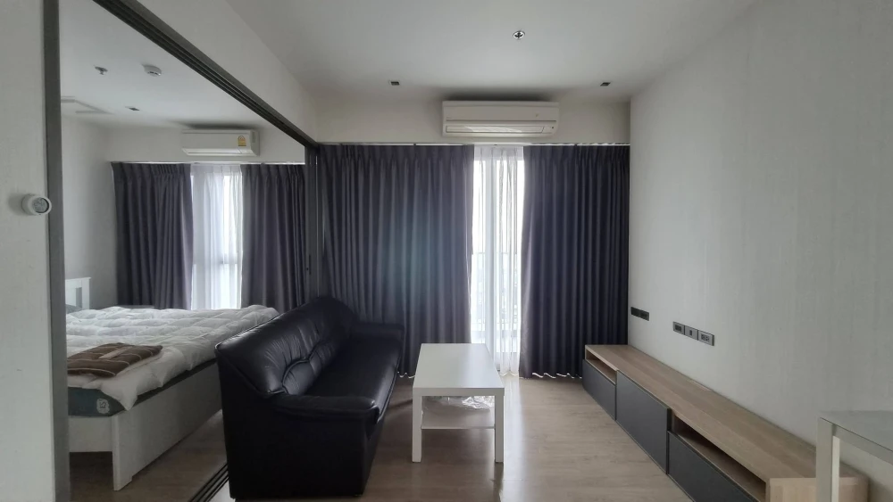 For Rent: Whizdom Station Ratchada-Thapra. Corner unit on a high floor featuring a beautiful view and a spacious balcony with cool, refreshing breezes
