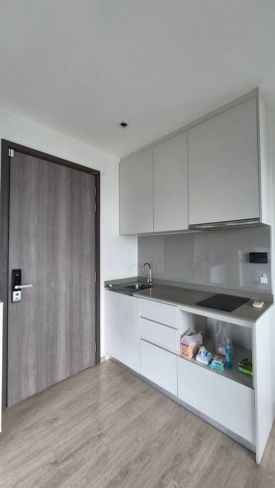 For Rent: Whizdom Station Ratchada-Thapra. Corner unit on a high floor featuring a beautiful view and a spacious balcony with cool, refreshing breezes