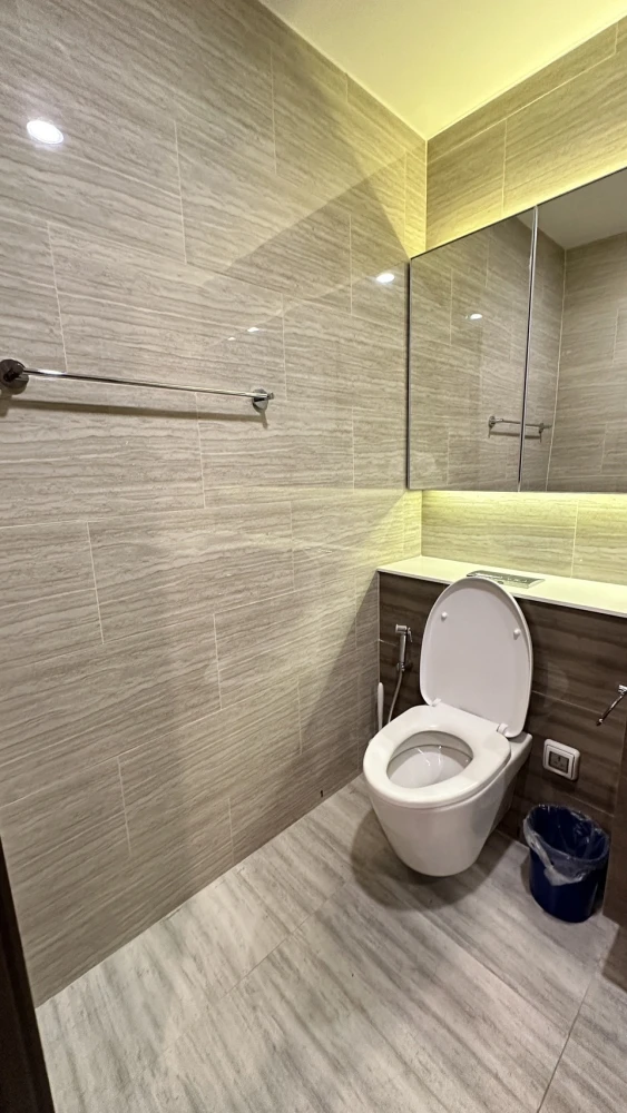 For rent: Whizdom Essence, 28th floor, beautiful room, fully decorated. Let me tell you, it's very livable. Book now.