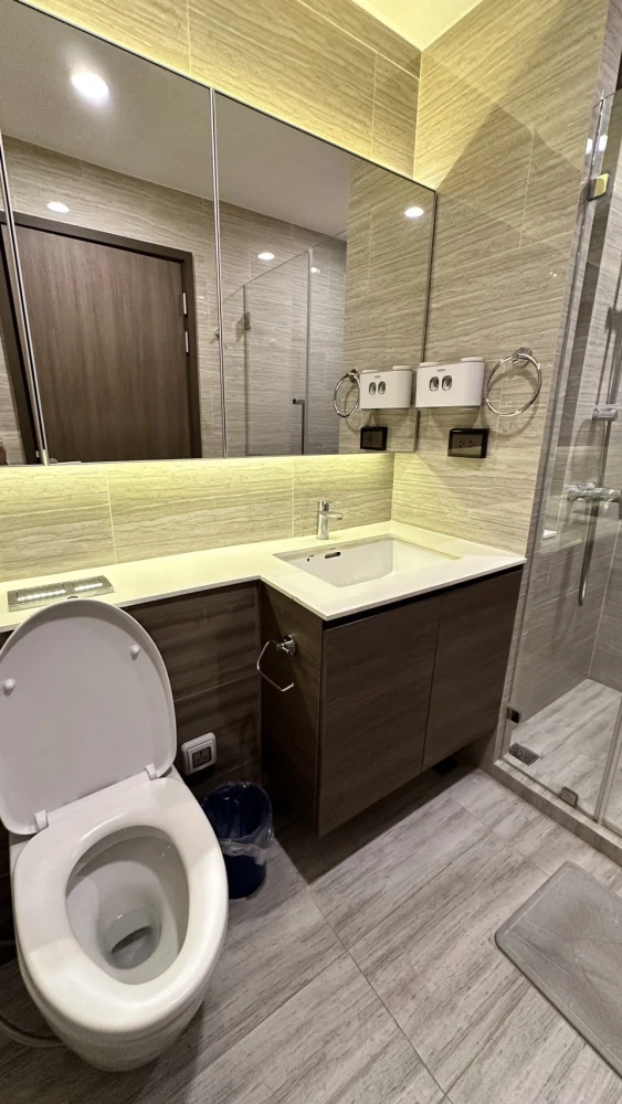 For rent: Whizdom Essence, 28th floor, beautiful room, fully decorated. Let me tell you, it's very livable. Book now.