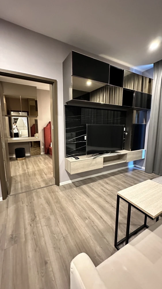 For rent: Whizdom Essence, 28th floor, beautiful room, fully decorated. Let me tell you, it's very livable. Book now.