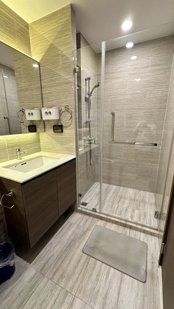 For rent: Whizdom Essence, 28th floor, beautiful room, fully decorated. Let me tell you, it's very livable. Book now.