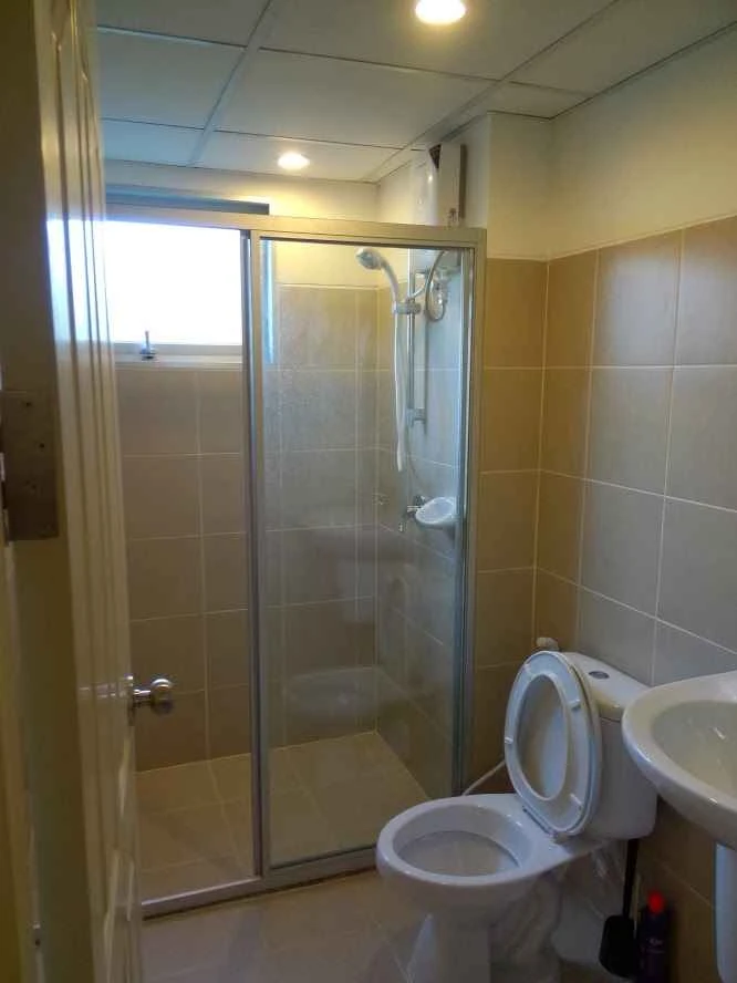 For rent: Supalai City Resort Ratchada-Huai Khwang, 2nd floor, Building 1, back area, shady atmosphere, bring your bags and move in right away.