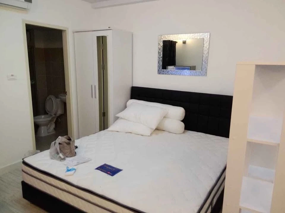 For rent: Supalai City Resort Ratchada-Huai Khwang, 2nd floor, Building 1, back area, shady atmosphere, bring your bags and move in right away.