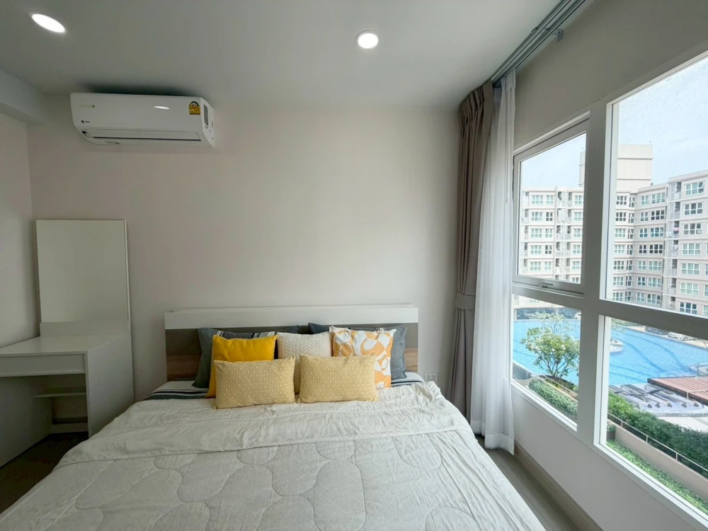 For rent: Supalai City Resort Charansanitwong 91. The balcony overlooks the swimming pool, giving you a resort-like feel – perfect for relaxation.