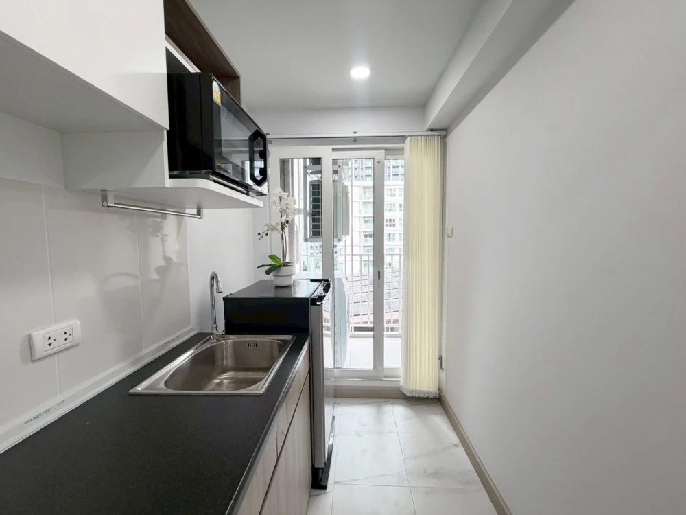 For rent: Supalai City Resort Charansanitwong 91. The balcony overlooks the swimming pool, giving you a resort-like feel – perfect for relaxation.