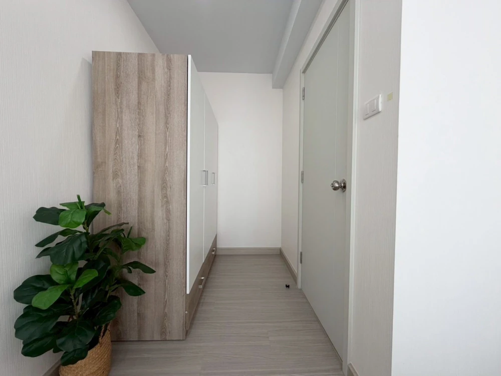 For rent: Supalai City Resort Charansanitwong 91. The balcony overlooks the swimming pool, giving you a resort-like feel – perfect for relaxation.