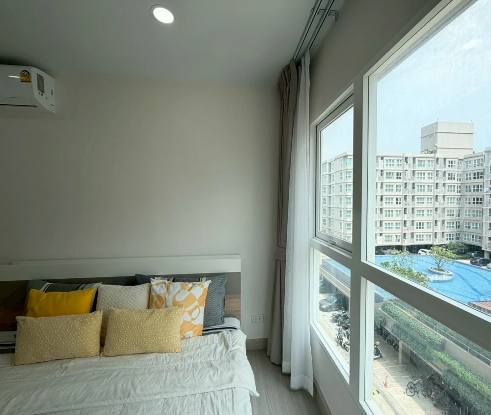 For rent: Supalai City Resort Charansanitwong 91. The balcony overlooks the swimming pool, giving you a resort-like feel – perfect for relaxation.
