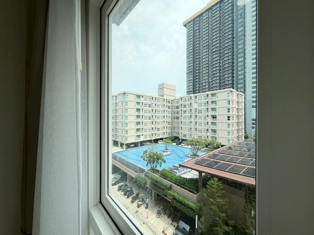 For rent: Supalai City Resort Charansanitwong 91. The balcony overlooks the swimming pool, giving you a resort-like feel – perfect for relaxation.