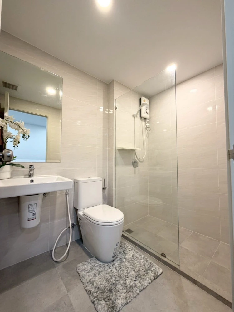 For rent: Supalai City Resort Charansanitwong 91. The balcony overlooks the swimming pool, giving you a resort-like feel – perfect for relaxation.