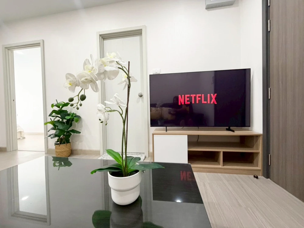 For rent: Supalai City Resort Charansanitwong 91. The balcony overlooks the swimming pool, giving you a resort-like feel – perfect for relaxation.