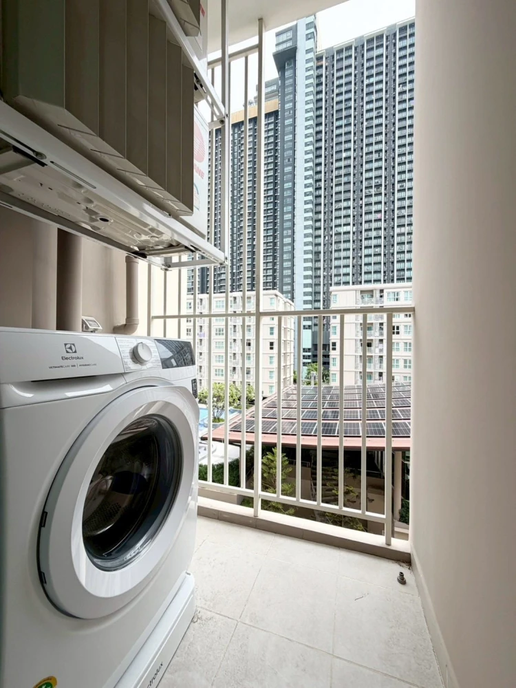 For rent: Supalai City Resort Charansanitwong 91. The balcony overlooks the swimming pool, giving you a resort-like feel – perfect for relaxation.