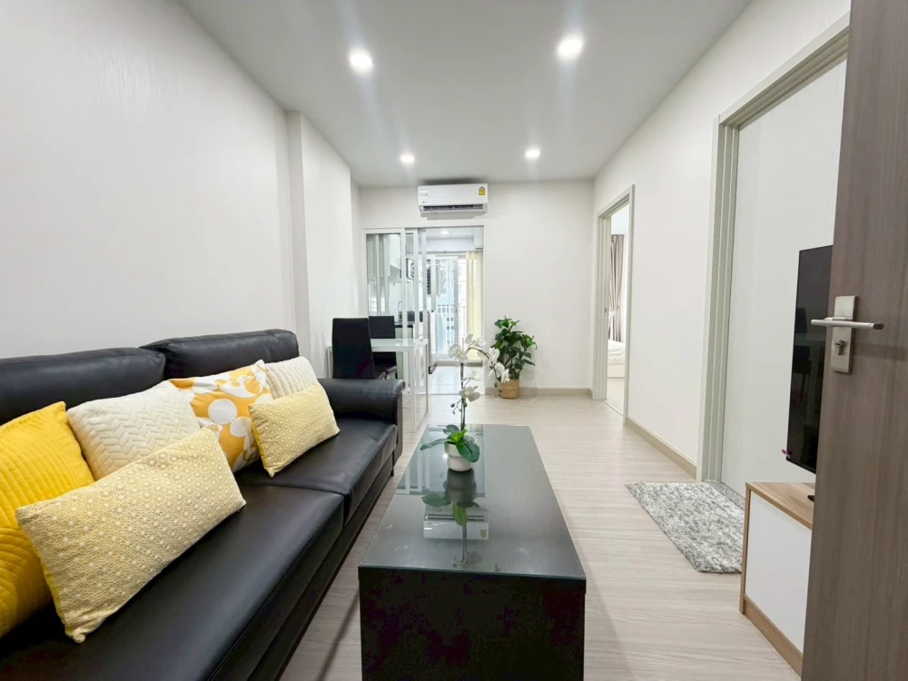 For rent: Supalai City Resort Charansanitwong 91. The balcony overlooks the swimming pool, giving you a resort-like feel – perfect for relaxation.