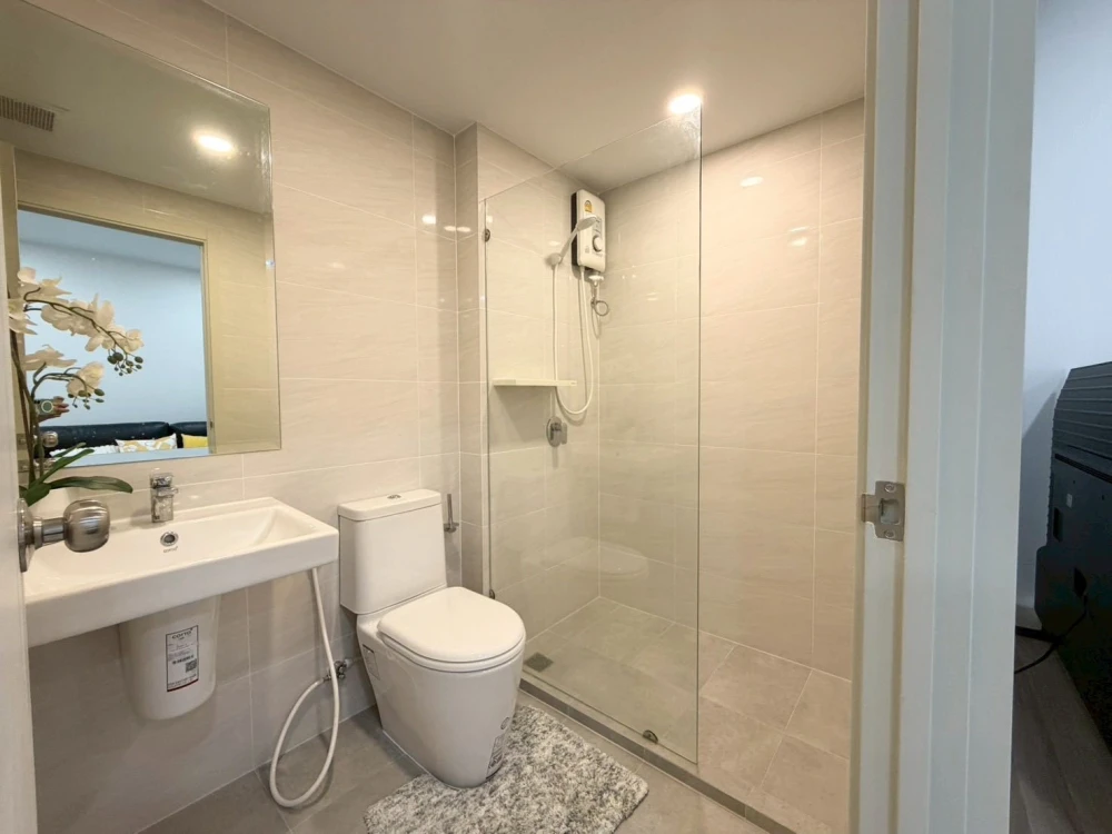 For rent: Supalai City Resort Charansanitwong 91. The balcony overlooks the swimming pool, giving you a resort-like feel – perfect for relaxation.