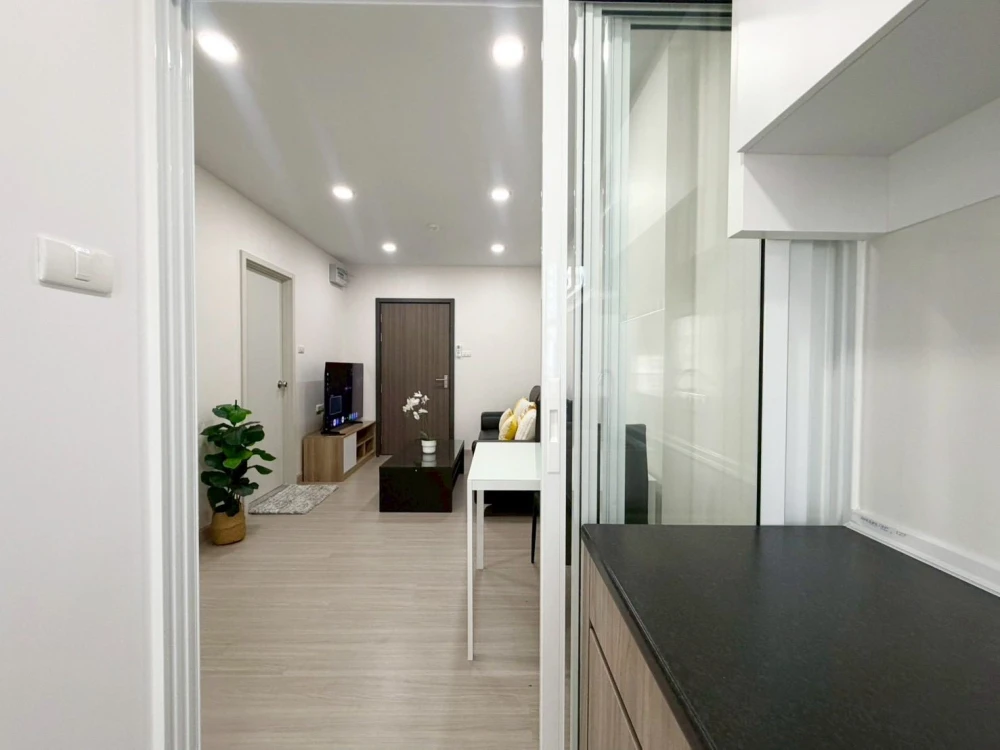 For rent: Supalai City Resort Charansanitwong 91. The balcony overlooks the swimming pool, giving you a resort-like feel – perfect for relaxation.