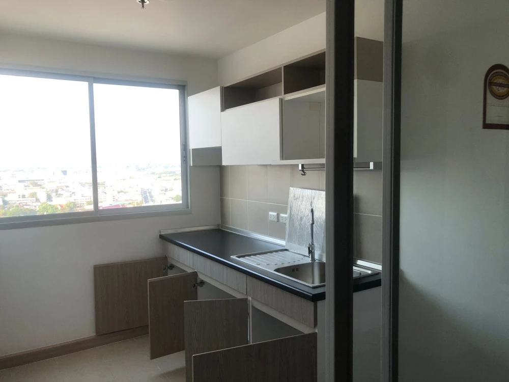 For rent Supalai City Resort Chonburi, 24th floor room, very high, beautiful sea and mountain view. You will regret it if you miss it.