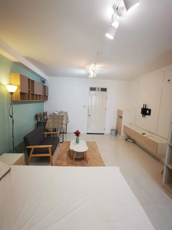 For Rent: Supalai City Home Ratchada. Bright and inviting unit decorated in blue tones, fully furnished. Book now!