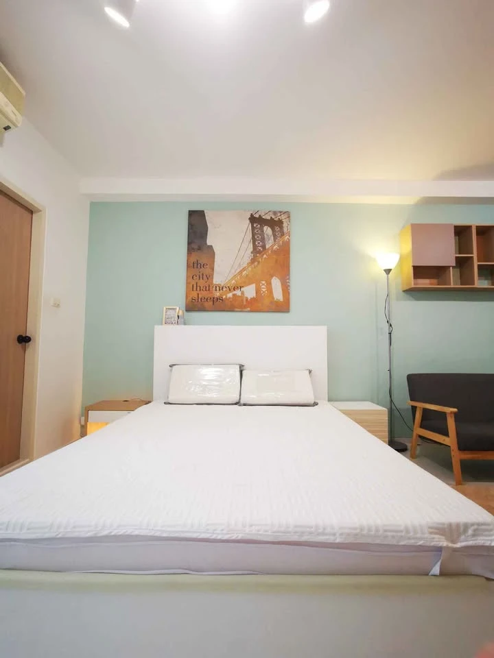 For Rent: Supalai City Home Ratchada. Bright and inviting unit decorated in blue tones, fully furnished. Book now!
