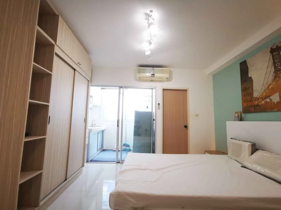For Rent: Supalai City Home Ratchada. Bright and inviting unit decorated in blue tones, fully furnished. Book now!