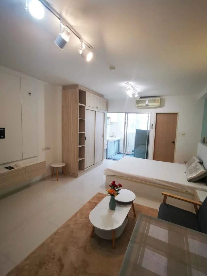 For Rent: Supalai City Home Ratchada. Bright and inviting unit decorated in blue tones, fully furnished. Book now!
