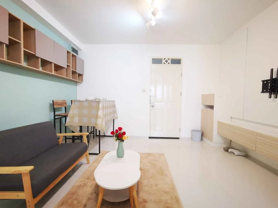 For Rent: Supalai City Home Ratchada. Bright and inviting unit decorated in blue tones, fully furnished. Book now!