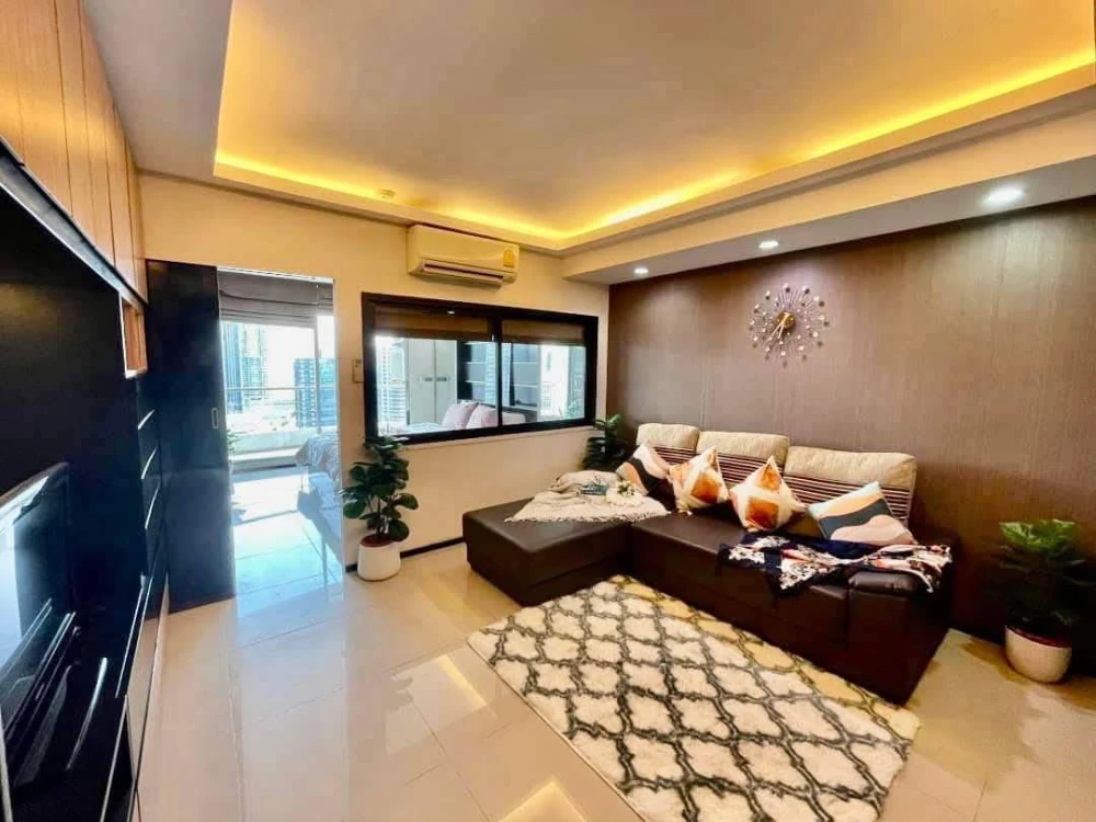 For rent: Supalai Park Phahon Yothin 21, 25th floor, beautifully decorated room, fully built-in furniture. Interested? Reserve now!