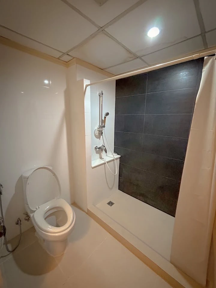 For rent Supalai Park Phahon Yothin 21, studio room, size 45 square meters, decorated in a minimalist style, simple but looks very good. Interested, b