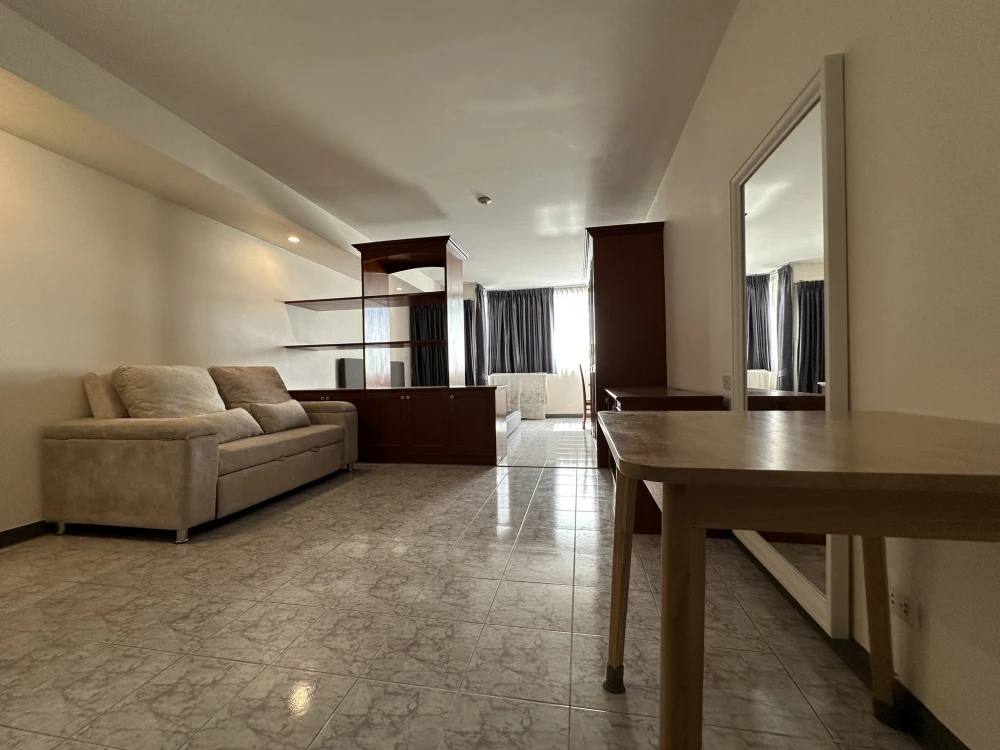 For rent: Supalai Park Phaholyothin 21. Spacious room with ample living space. Fully furnished with appliances. Book now, don't miss out!