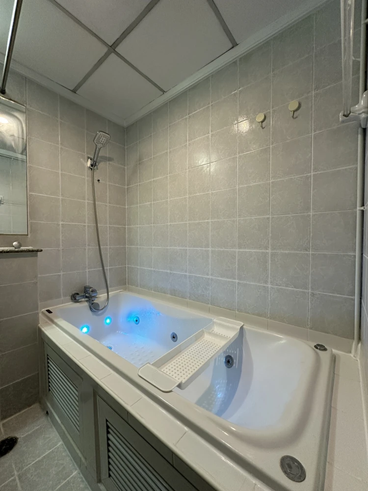 For rent: Supalai Park Phaholyothin 21. Spacious room with ample living space. Fully furnished with appliances. Book now, don't miss out!