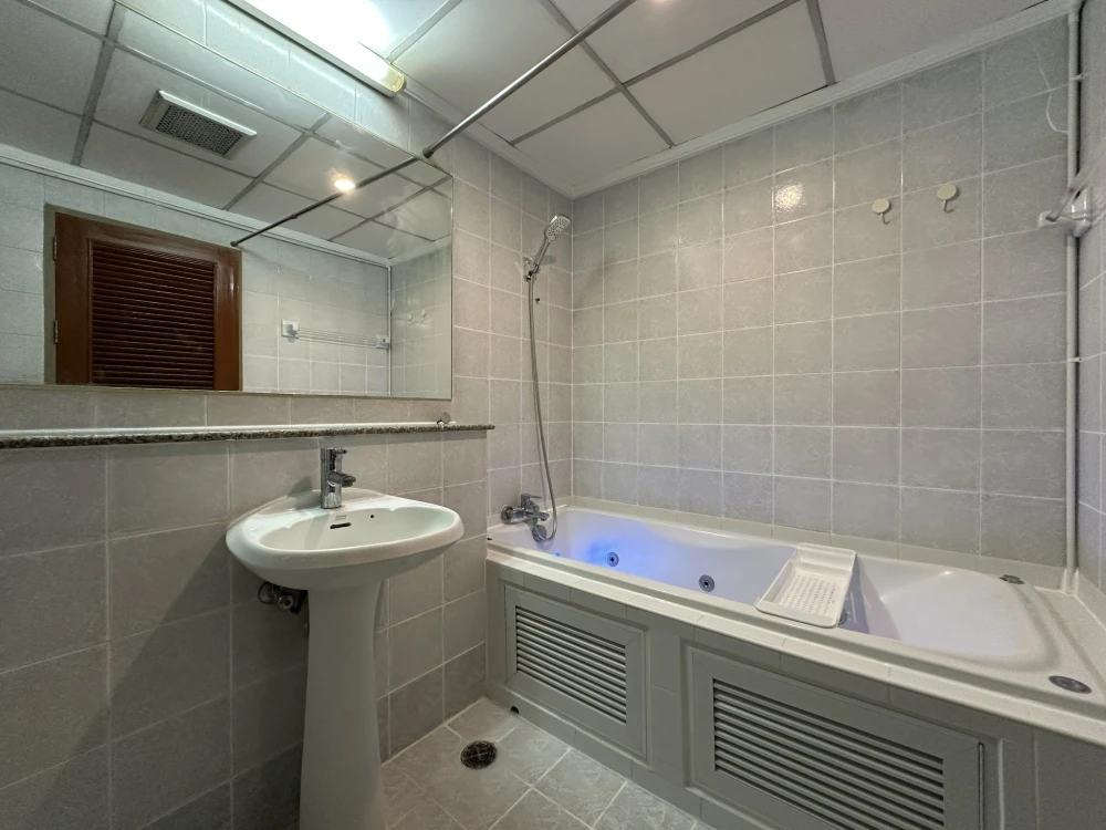 For rent: Supalai Park Phaholyothin 21. Spacious room with ample living space. Fully furnished with appliances. Book now, don't miss out!