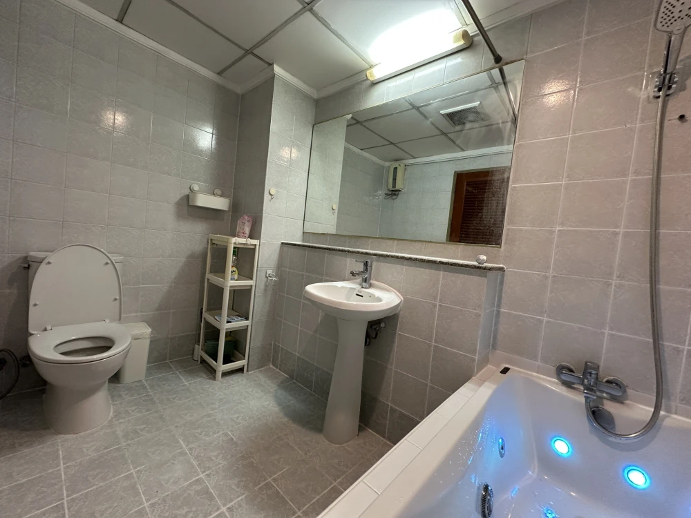 For rent: Supalai Park Phaholyothin 21. Spacious room with ample living space. Fully furnished with appliances. Book now, don't miss out!