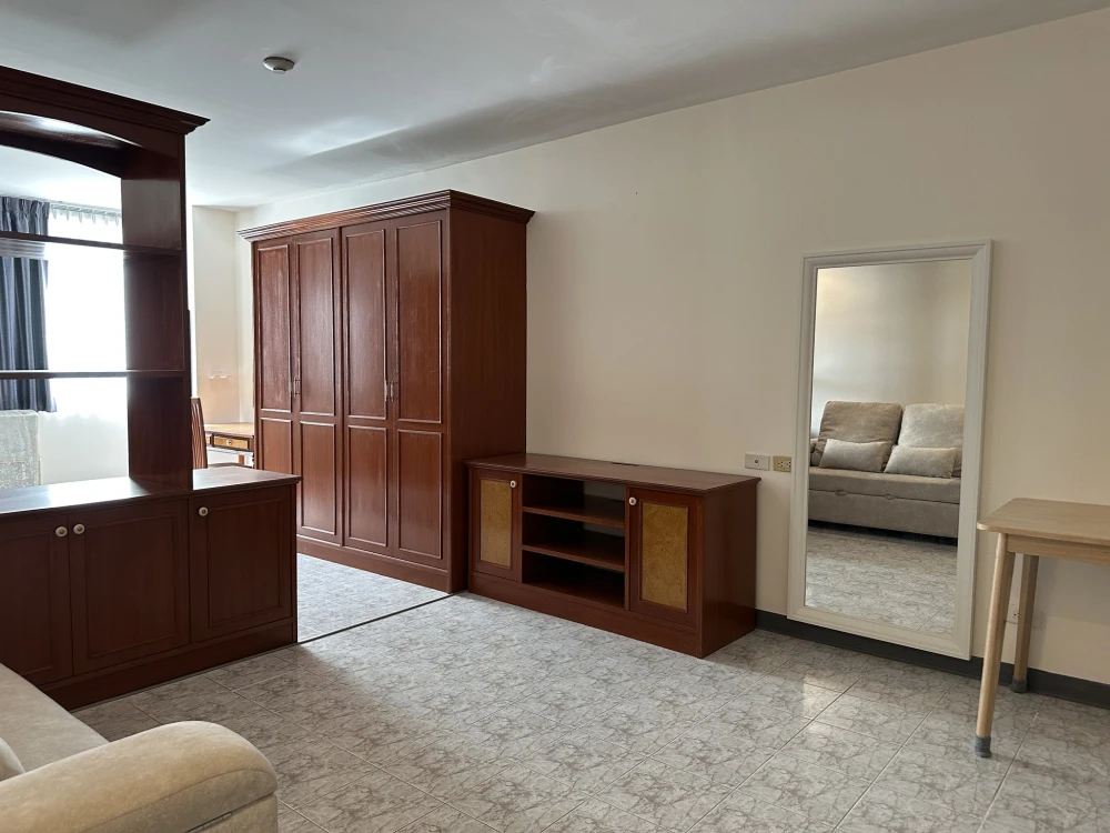 For rent: Supalai Park Phaholyothin 21. Spacious room with ample living space. Fully furnished with appliances. Book now, don't miss out!