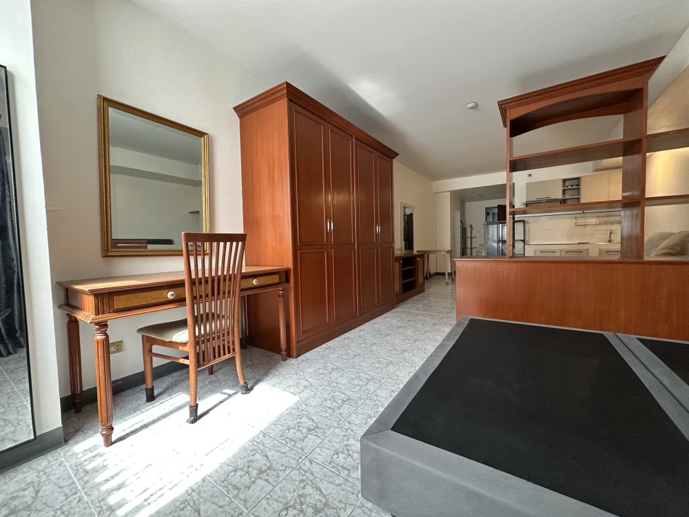 For rent: Supalai Park Phaholyothin 21. Spacious room with ample living space. Fully furnished with appliances. Book now, don't miss out!