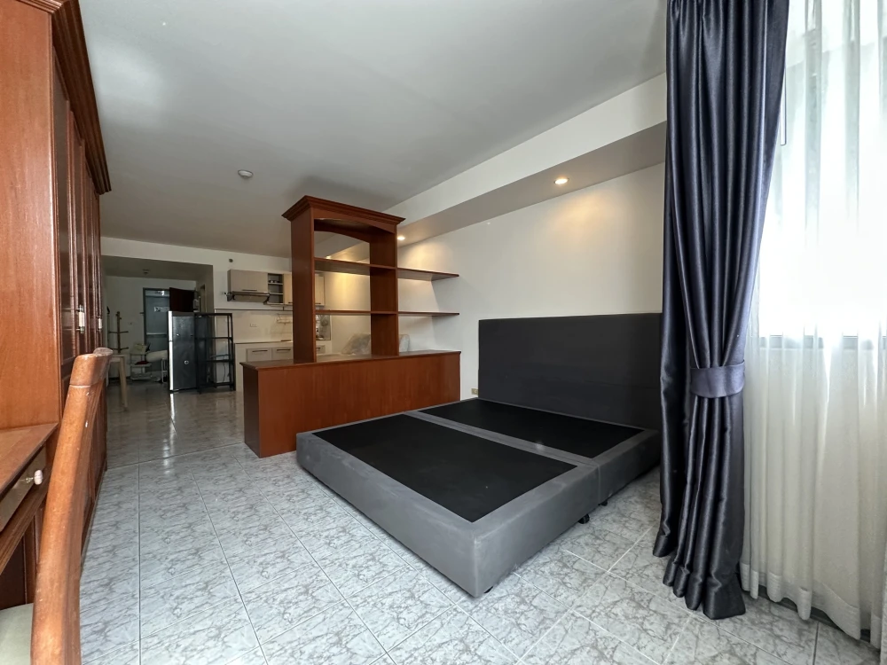 For rent: Supalai Park Phaholyothin 21. Spacious room with ample living space. Fully furnished with appliances. Book now, don't miss out!