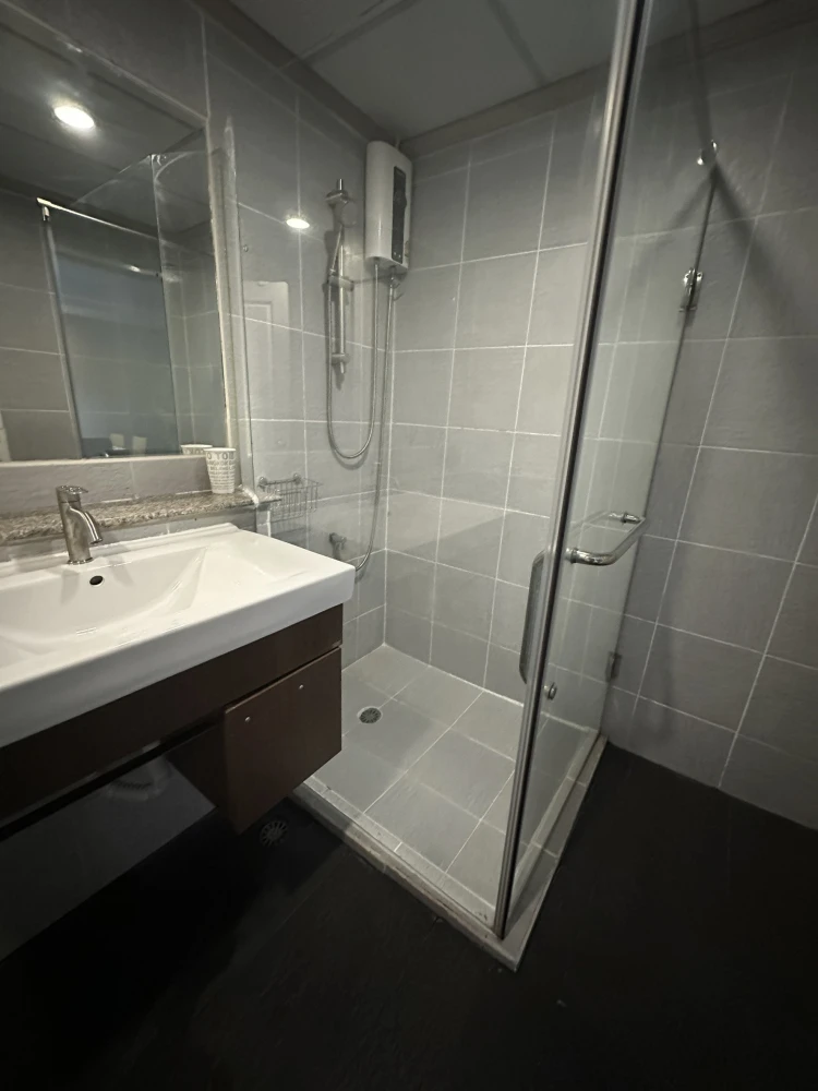 For rent, Supalai Park Phaholyothin 21, nice room, wide balcony, good furniture. You need to reserve this.