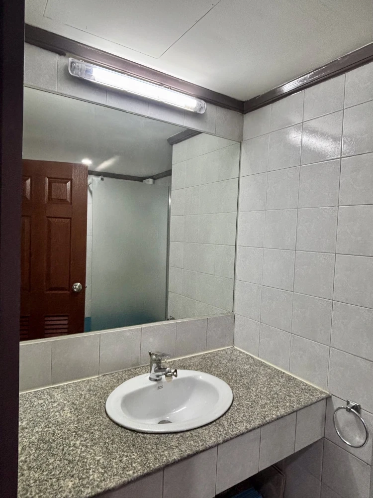For rent Supalai Park Phahon Yothin 21, room on a very high floor (28th floor), divided into separate rooms, don't miss it.