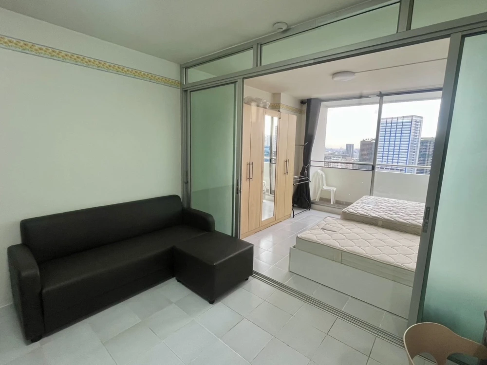 For rent Supalai Park Phahon Yothin 21, room on a very high floor (28th floor), divided into separate rooms, don't miss it.
