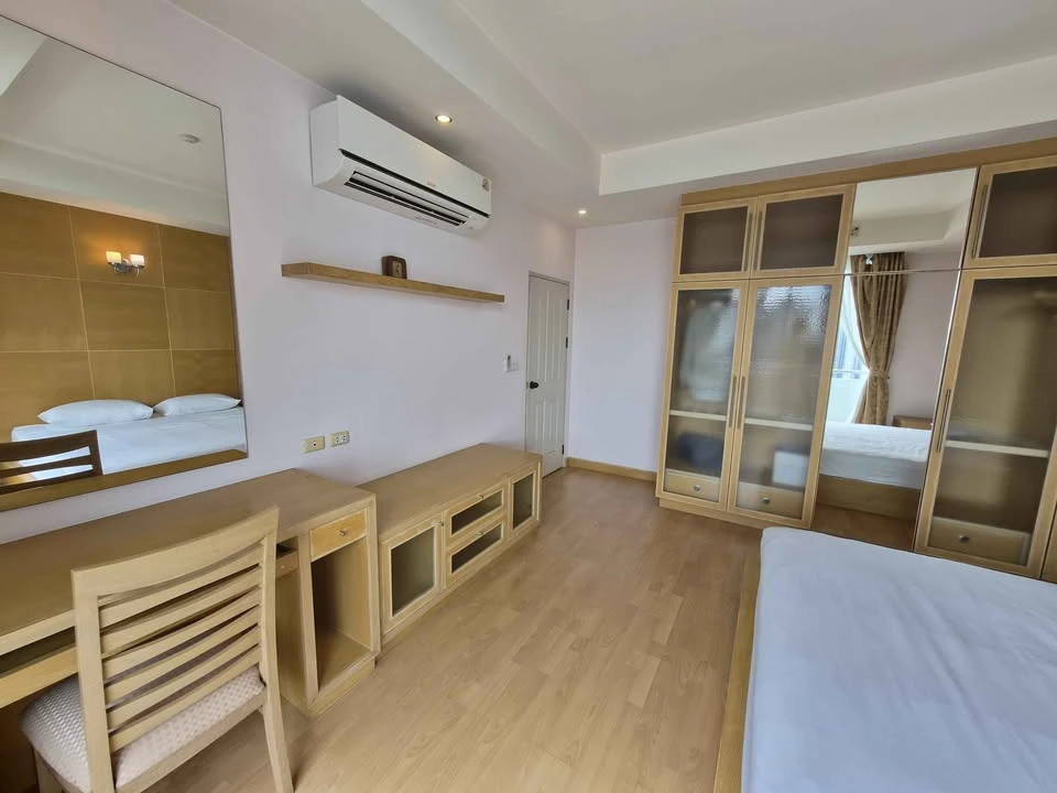 For rent: Supalai Park Phahon Yothin 21, room on a very high floor, fully furnished with built-in furniture. Hurry and reserve before it's too late.