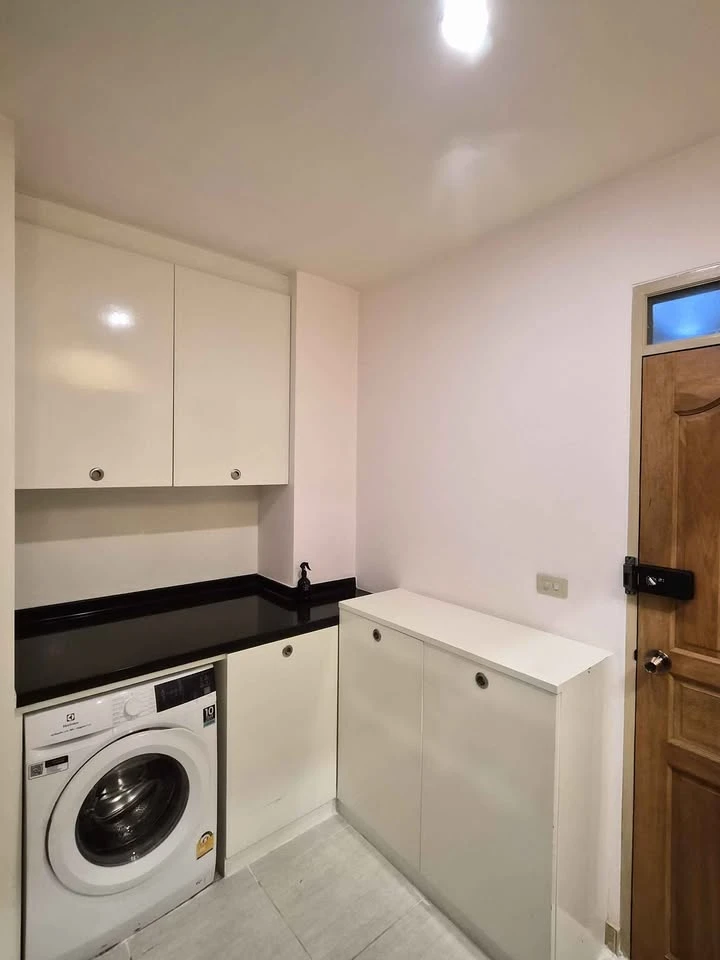 For rent: Supalai Park Phahon Yothin 21, room on a very high floor, fully furnished with built-in furniture. Hurry and reserve before it's too late.