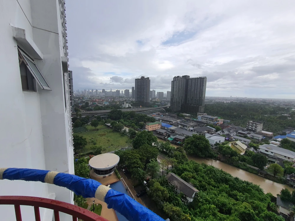 For rent: Supalai Park Ratchapruek-Phetkasem, 17th floor, corner room, city view, breezy, large balcony, swimming pool view. Reserve now!