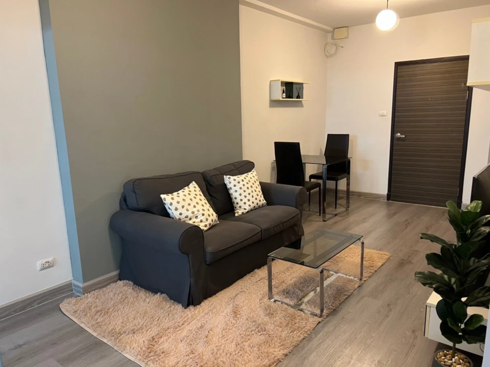 For rent: Supalai Park Ratchapruek-Phetkasem. Spacious room, comfortable living, not hot all day. Fully furnished, ready to move in.