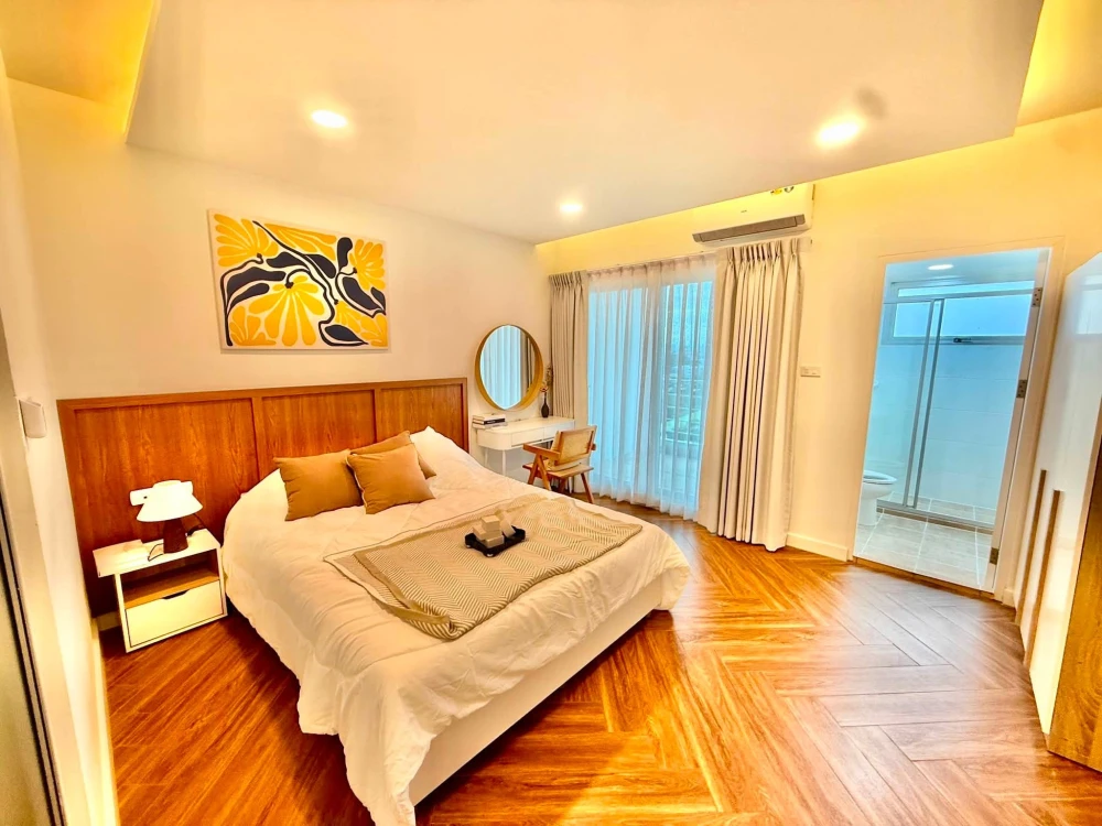 For rent: Supalai Park Srinakarin. Convenient location, unobstructed view, bright and airy, with 2 balconies. Book now!