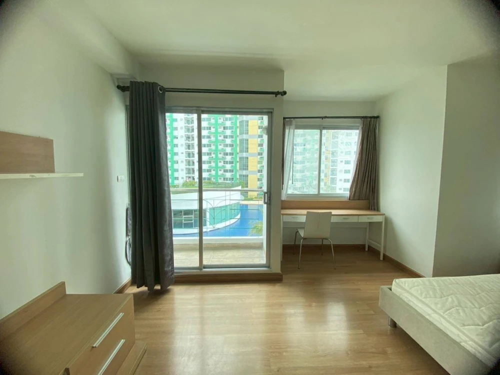 For rent: Supalai Park Kaset, 5th floor, swimming pool view, very spacious area, fully furnished and equipped with appliances. Don't miss it!