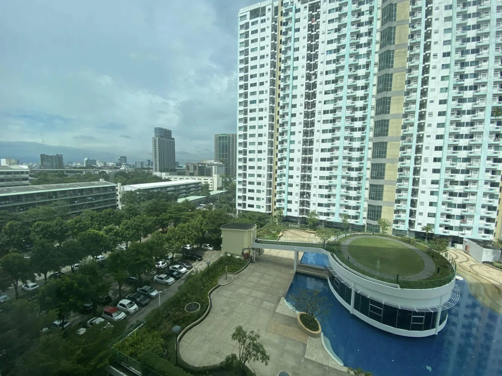 For rent: Supalai Park Kaset, 8th floor, swimming pool view, very spacious room, definitely not cramped. Hurry and book now!