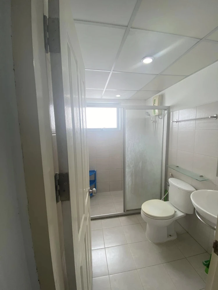 For rent: Supalai Park Kaset, 8th floor, swimming pool view, very spacious room, definitely not cramped. Hurry and book now!
